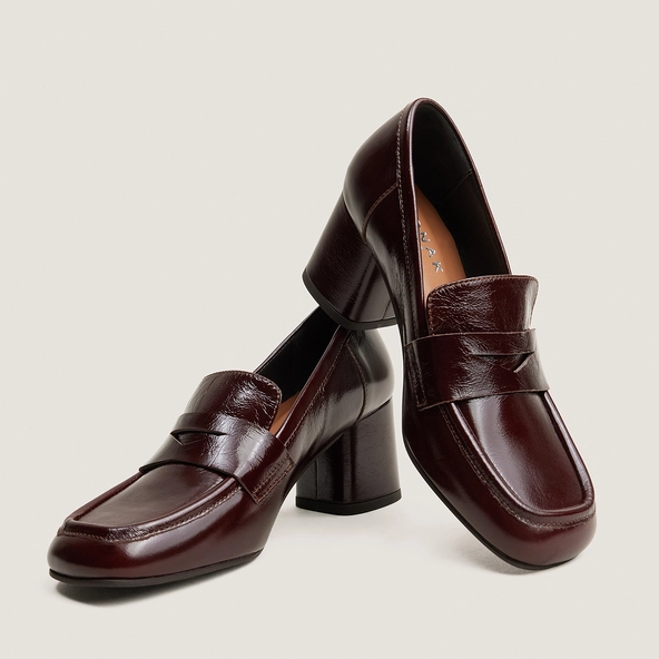 Loafers with square-toes in chocolate shiny leather | DUCHE