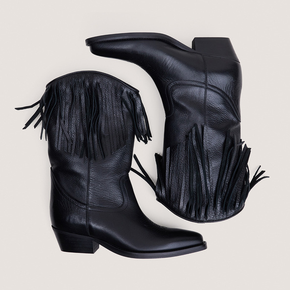 Boots with pointed toes in black grained leather | DELEANE