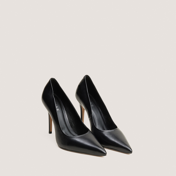 Pumps with pointed toes in black leather | FURTIVE