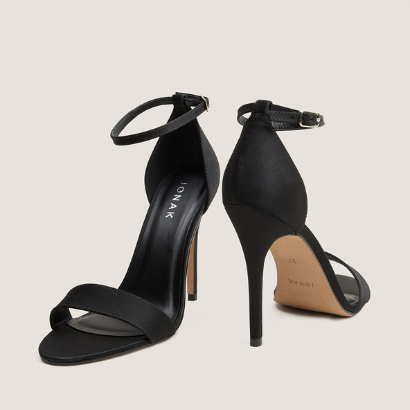 Heeled sandals with round toes in black satin | FRISSON