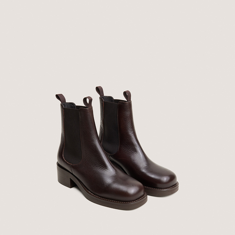 Chelsea boots with heels and round toes dark brown