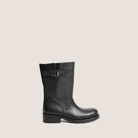 Boots with round toes black