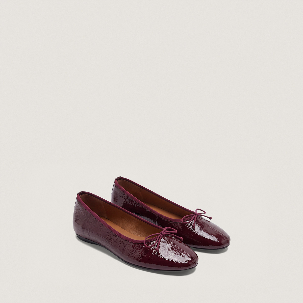 Lace-up ballet flats in burgundy pleated patent leather | DALLETTE