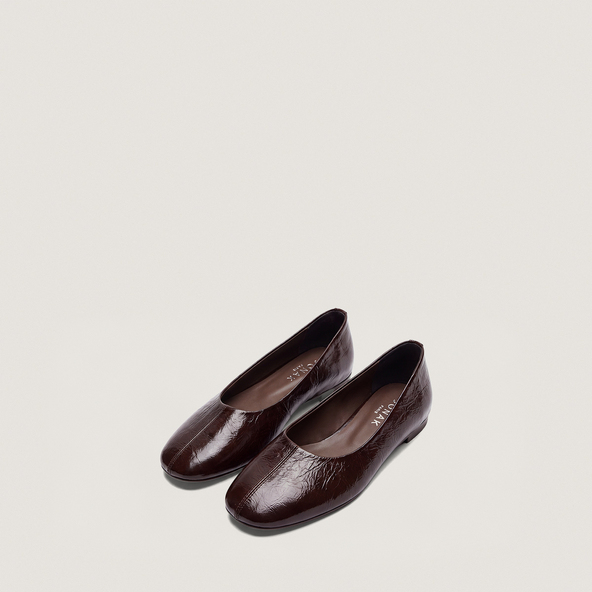 Round-Toe Ballet Flats in brown patent leather | DALLETUS