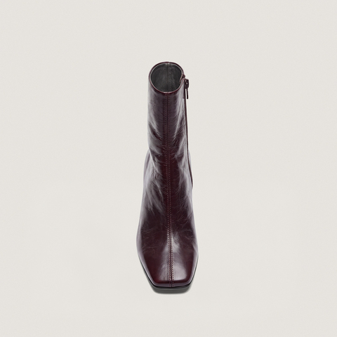Heeled ankle boots with square toes dark brown