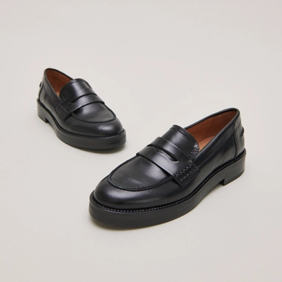 Round-toed loafers in black leather | mirna