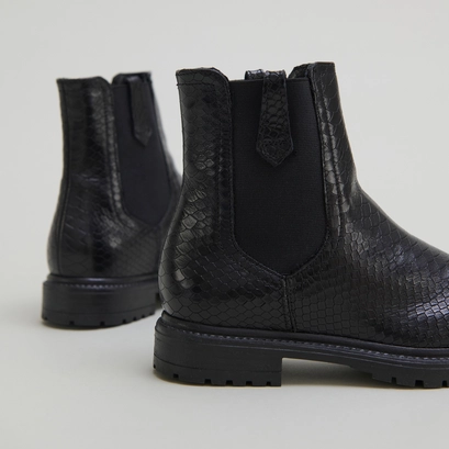 Low boots with notched soles and elastic in black reptile | candide