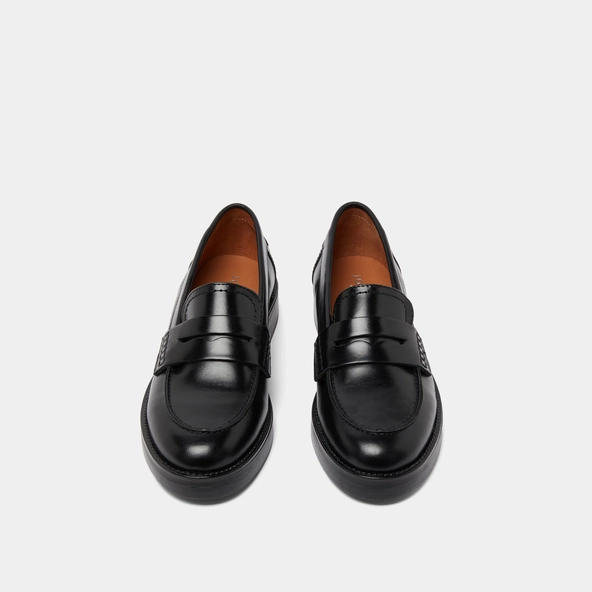 Round-toed loafers in black leather | MIRNA