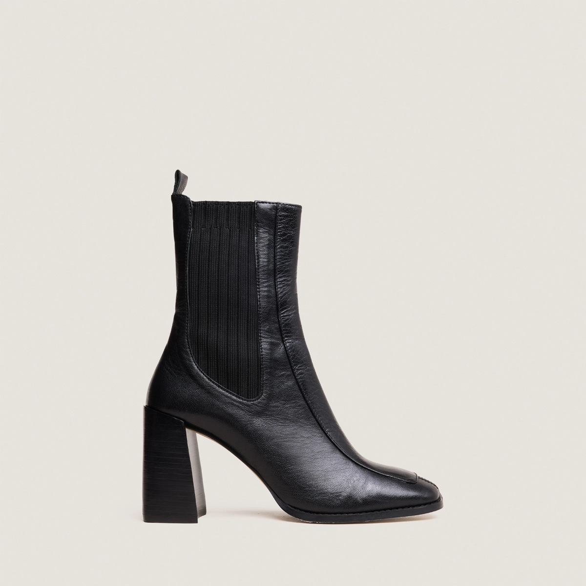 Heeled boots in black leather | VANTI
