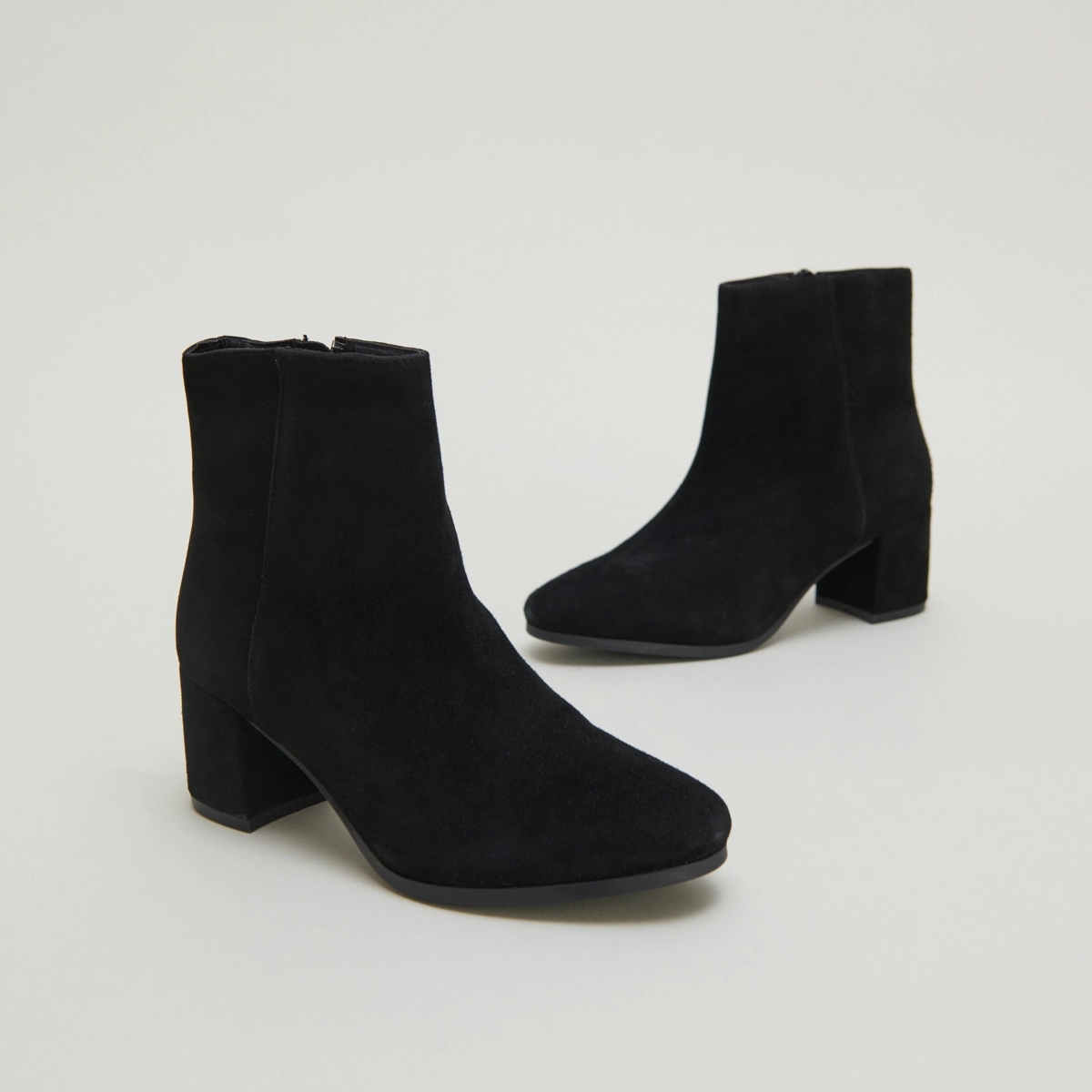 Boots &agrave; talons in black suede | ANNICK
