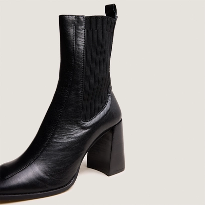 Heeled boots in black leather | vanti