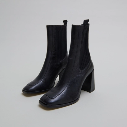Heeled boots in black leather | vanti