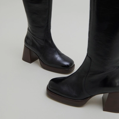 Bottes &agrave; plateformes in distressed black leather | betina