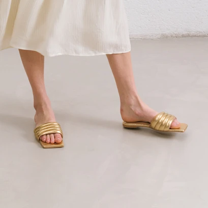 Mules &agrave; bouts carr&eacute;s in gold cracked leather | degati