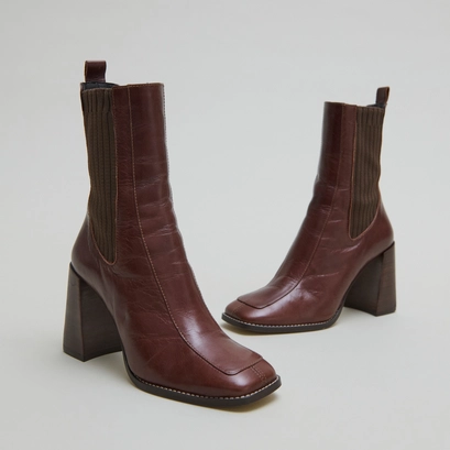 Heeled boots in brown leather | vanti
