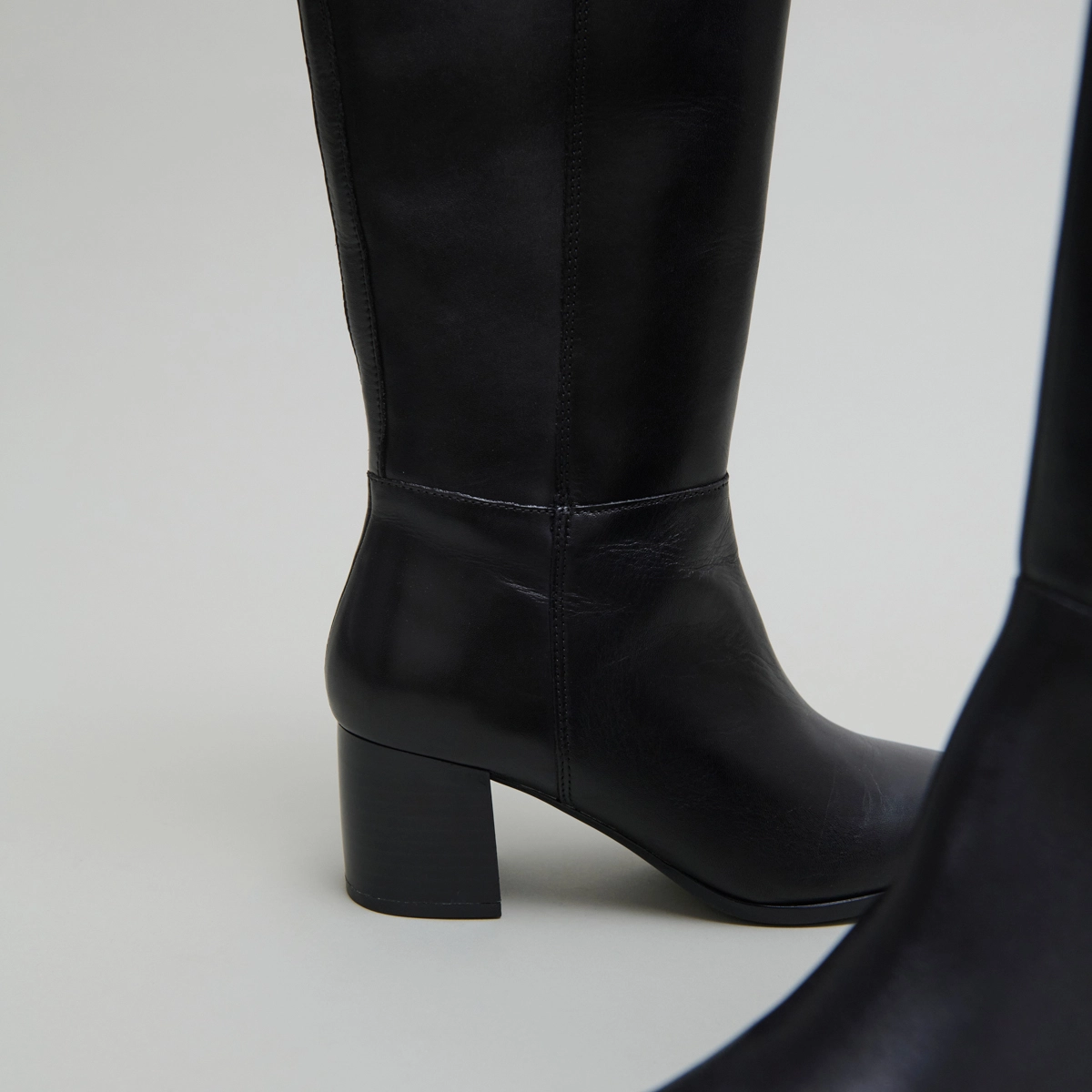 Bottes hautes &agrave; talons in black leather | ARMINA