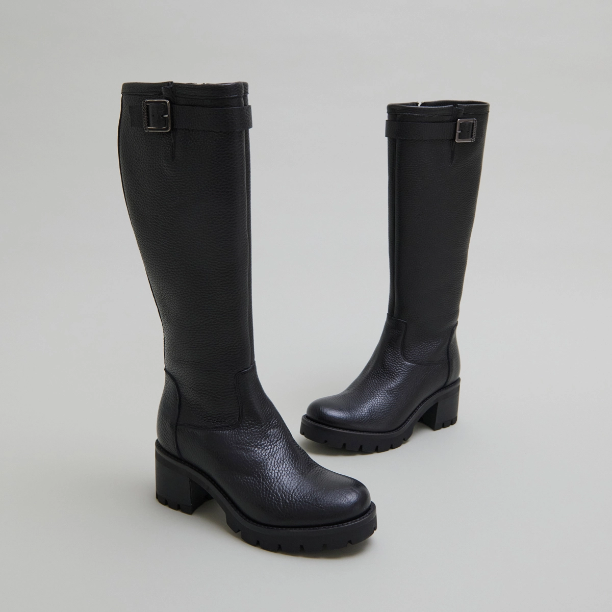 Bottes à semelles crantées et boucles in black grained leather | MIDAS