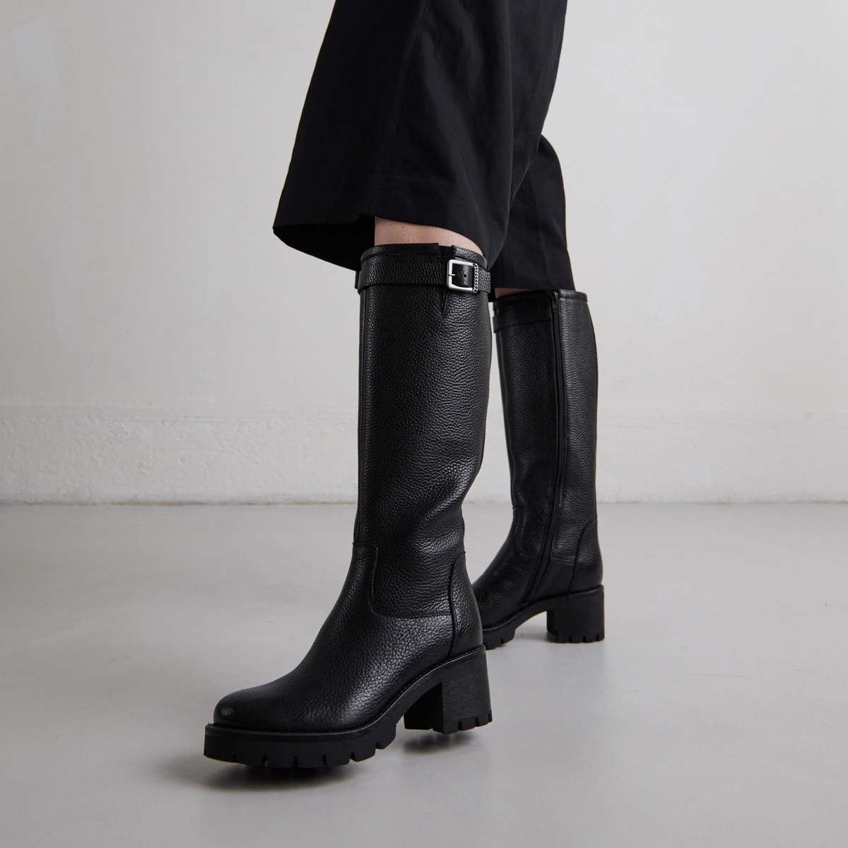 Bottes à semelles crantées et boucles in black grained leather | MIDAS