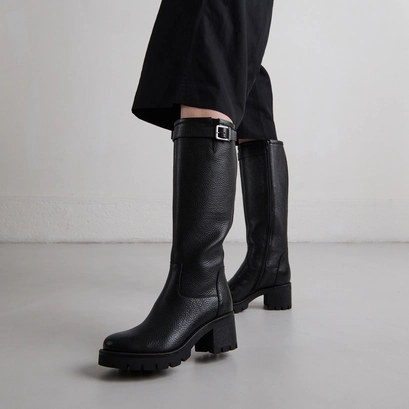 Bottes &agrave; semelles crant&eacute;es et boucles in black grained leather | midas