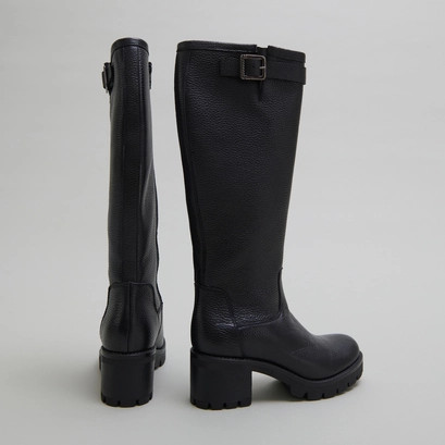 Bottes &agrave; semelles crant&eacute;es et boucles in black grained leather | midas