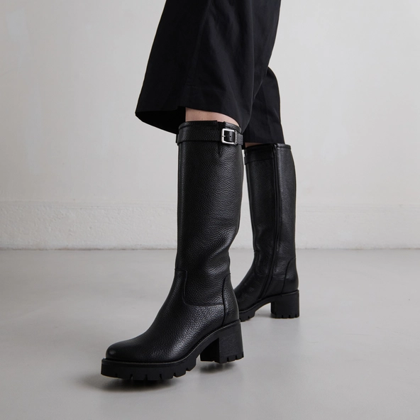 Bottes à semelles crantées et boucles in black grained leather | MIDAS