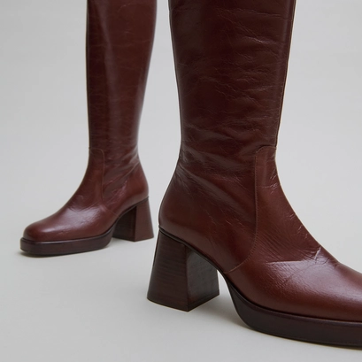 Bottes &agrave; plateformes in distressed brown leather | betina