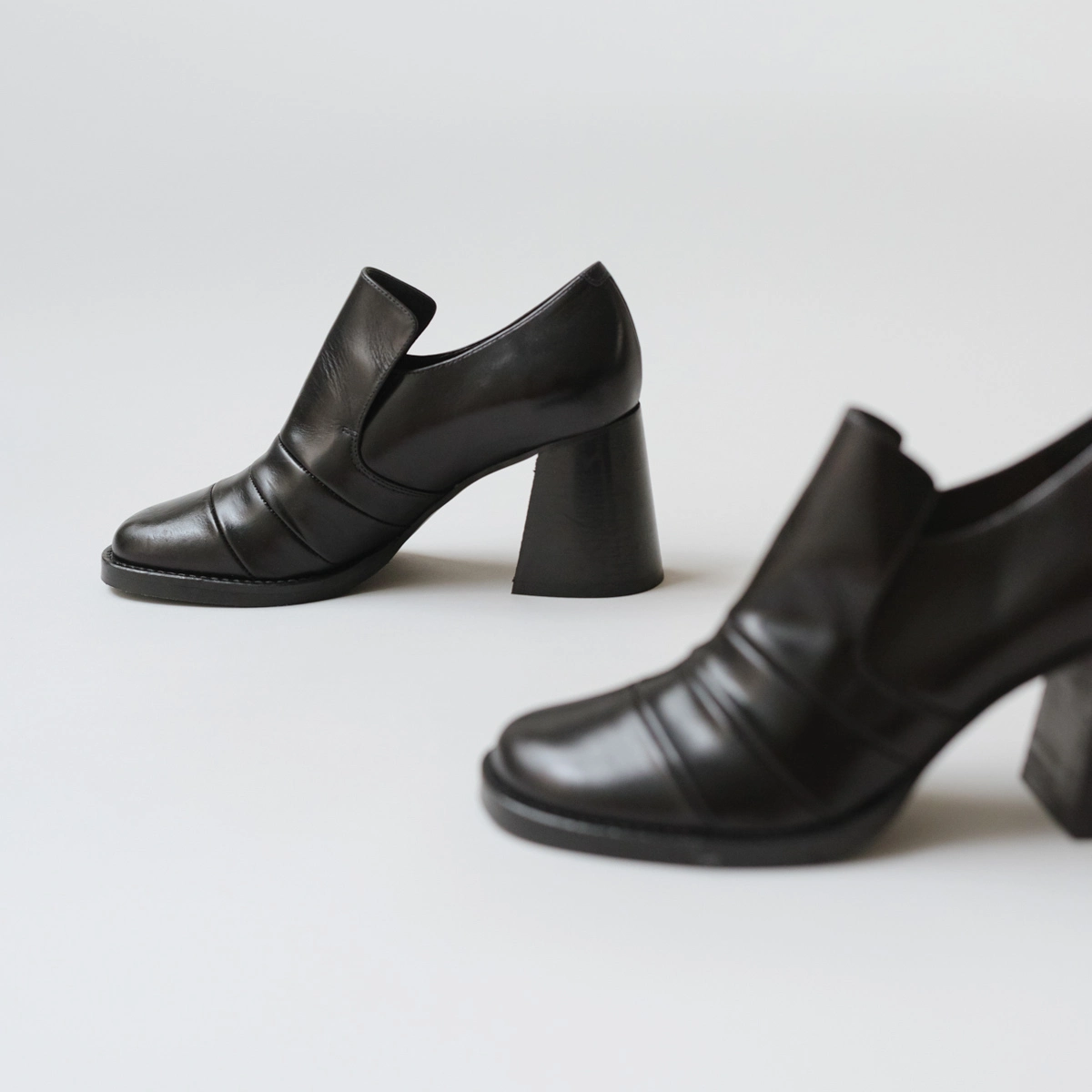 Mocassins à talons in black leather | DESTIN
