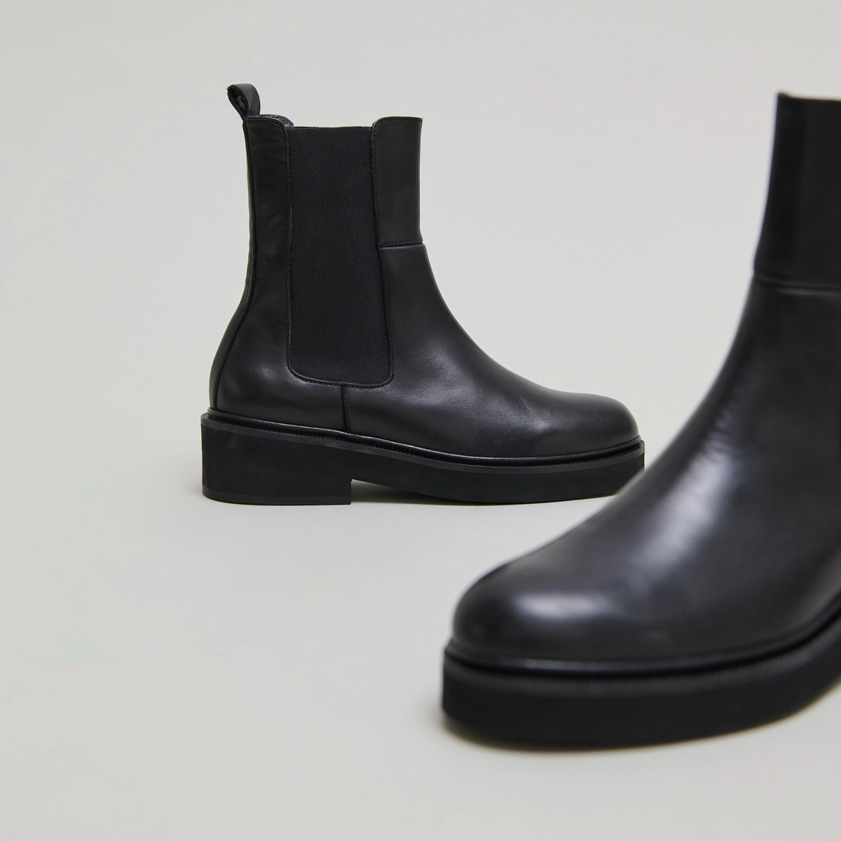 Boots &agrave; &eacute;lastiques in black leather | DADO