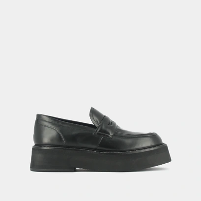 Mocassins &agrave; plateformes in black glazed leather | daffy