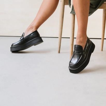 Mocassins &agrave; plateformes in black glazed leather | daffy