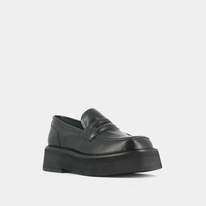 Mocassins &agrave; plateformes in black glazed leather | daffy