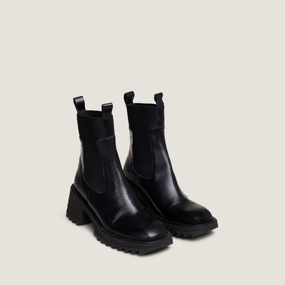 Boots with elastics and notched sole in glazed black leather | dove