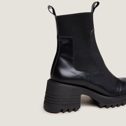 Boots with elastics and notched sole in glazed black leather | dove