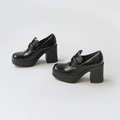 Mocassins &agrave; plateformes et bouts carr&eacute;s in black shiny leather | dricus