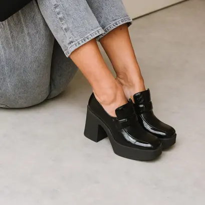 Mocassins &agrave; plateformes et bouts carr&eacute;s in black shiny leather | dricus