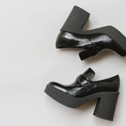 Mocassins &agrave; plateformes et bouts carr&eacute;s in black shiny leather | dricus
