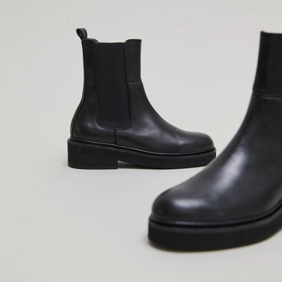Boots &agrave; &eacute;lastiques in black leather | dado