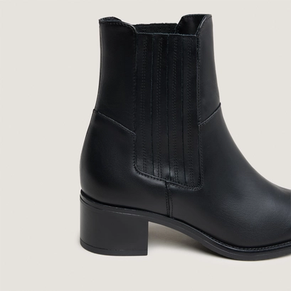 Low boots with elastic band and square heel in black leather | chili