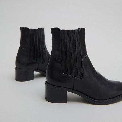 Low boots with elastic band and square heel in black leather | chili