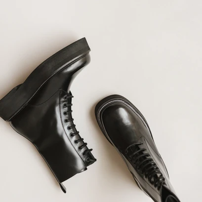 Boots &agrave; lacets et semelles &eacute;paisses in black shiny leather | daffia