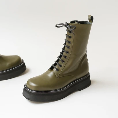 Boots &agrave; lacets et semelles &eacute;paisses in shiny khaki leather | daffia