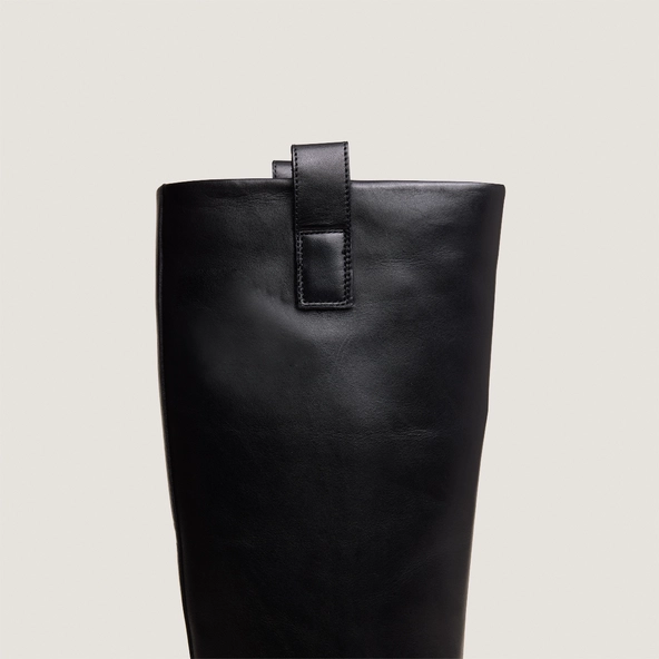 Boots with notched soles and square toe in black leather | PICUSSIA