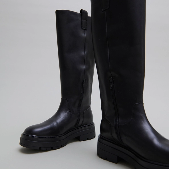 Boots with notched soles and square toe in black leather | PICUSSIA