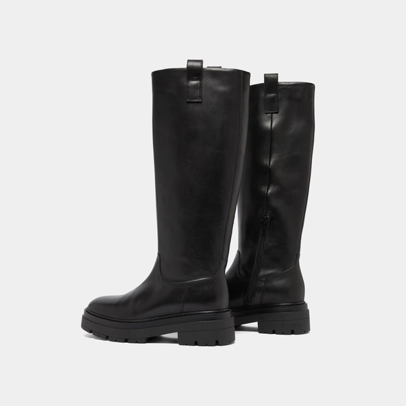 Boots with notched soles and square toe in black leather | PICUSSIA
