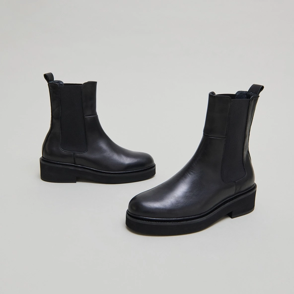 Boots &agrave; &eacute;lastiques in black leather | DADO