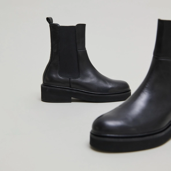 Boots &agrave; &eacute;lastiques in black leather | DADO