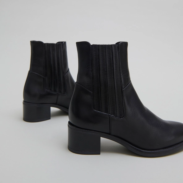 Low boots with elastic band and square heel in black leather | CHILI