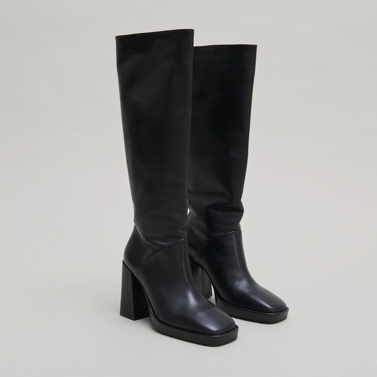 Bottes à talons hauts et bouts carrés in black leather | DETHLEE