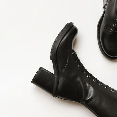 Bottes &agrave; talons et la&ccedil;ages in black leather | delly