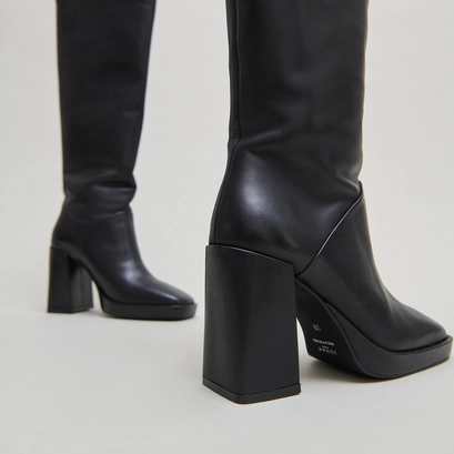Bottes &agrave; talons hauts et bouts carr&eacute;s in black leather | dethlee